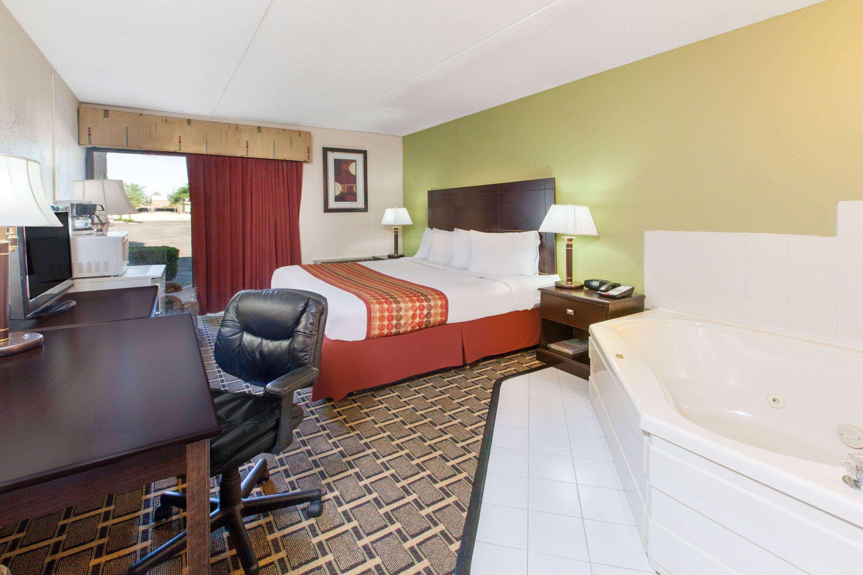 Days Inn & Suites By Wyndham Madison Heights Mi Eksteriør bilde