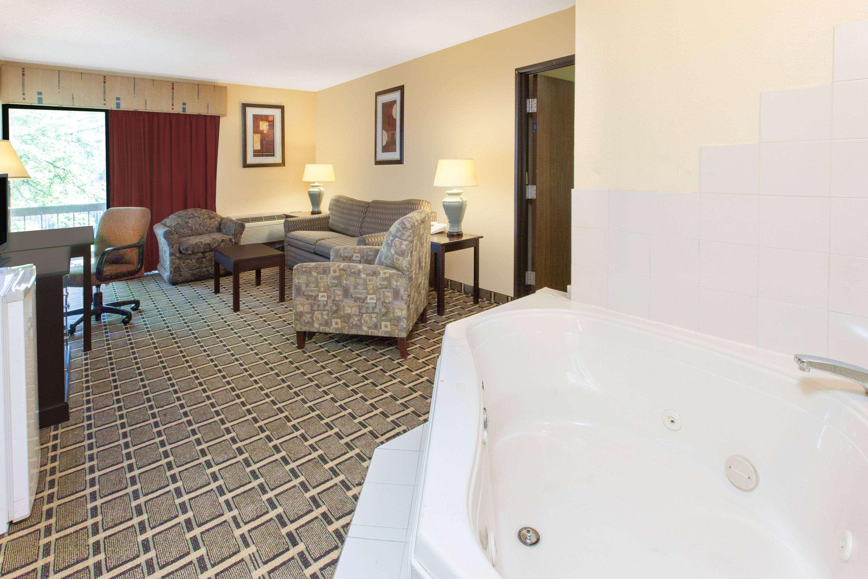Days Inn & Suites By Wyndham Madison Heights Mi Eksteriør bilde