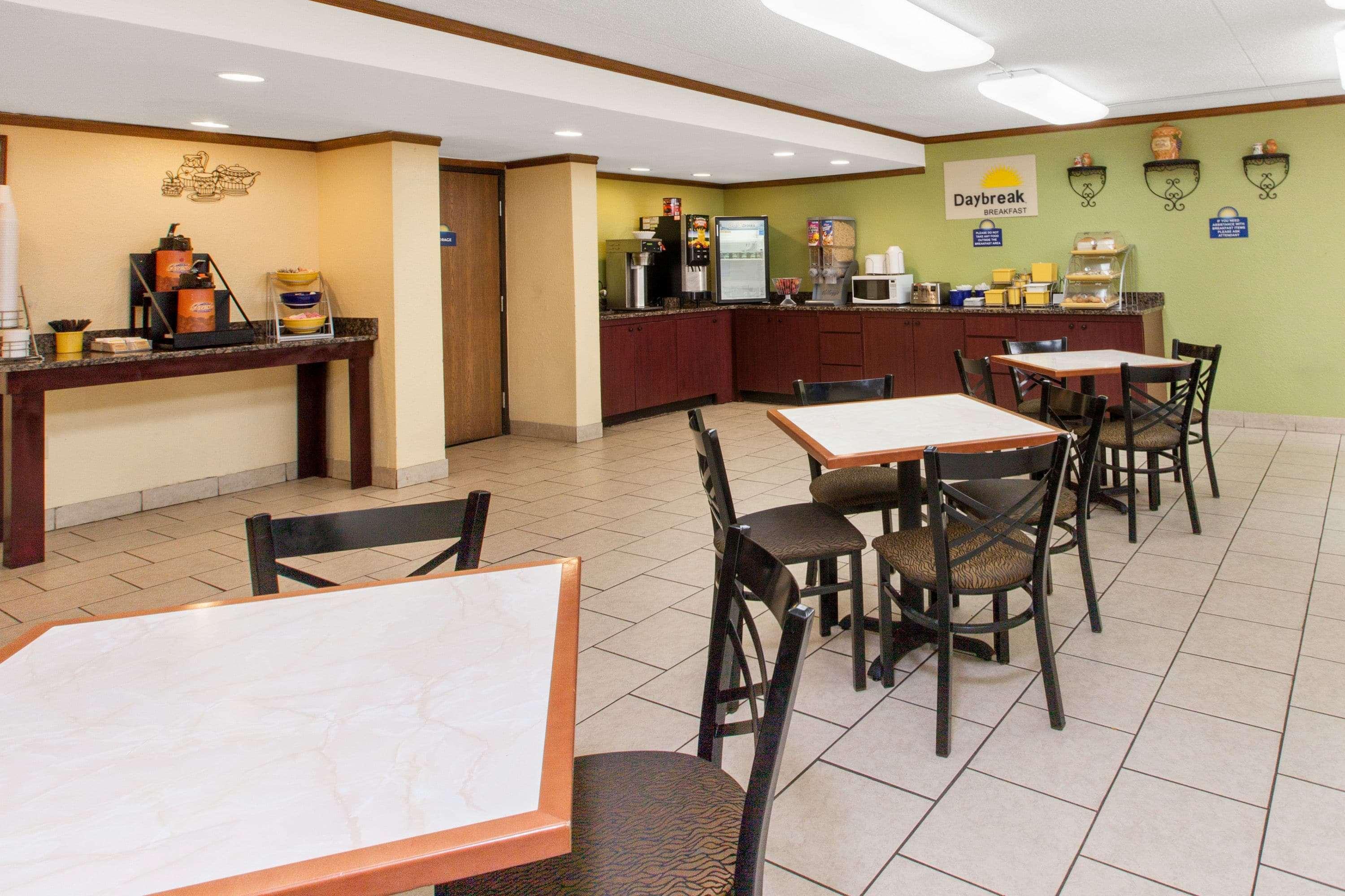 Days Inn & Suites By Wyndham Madison Heights Mi Eksteriør bilde