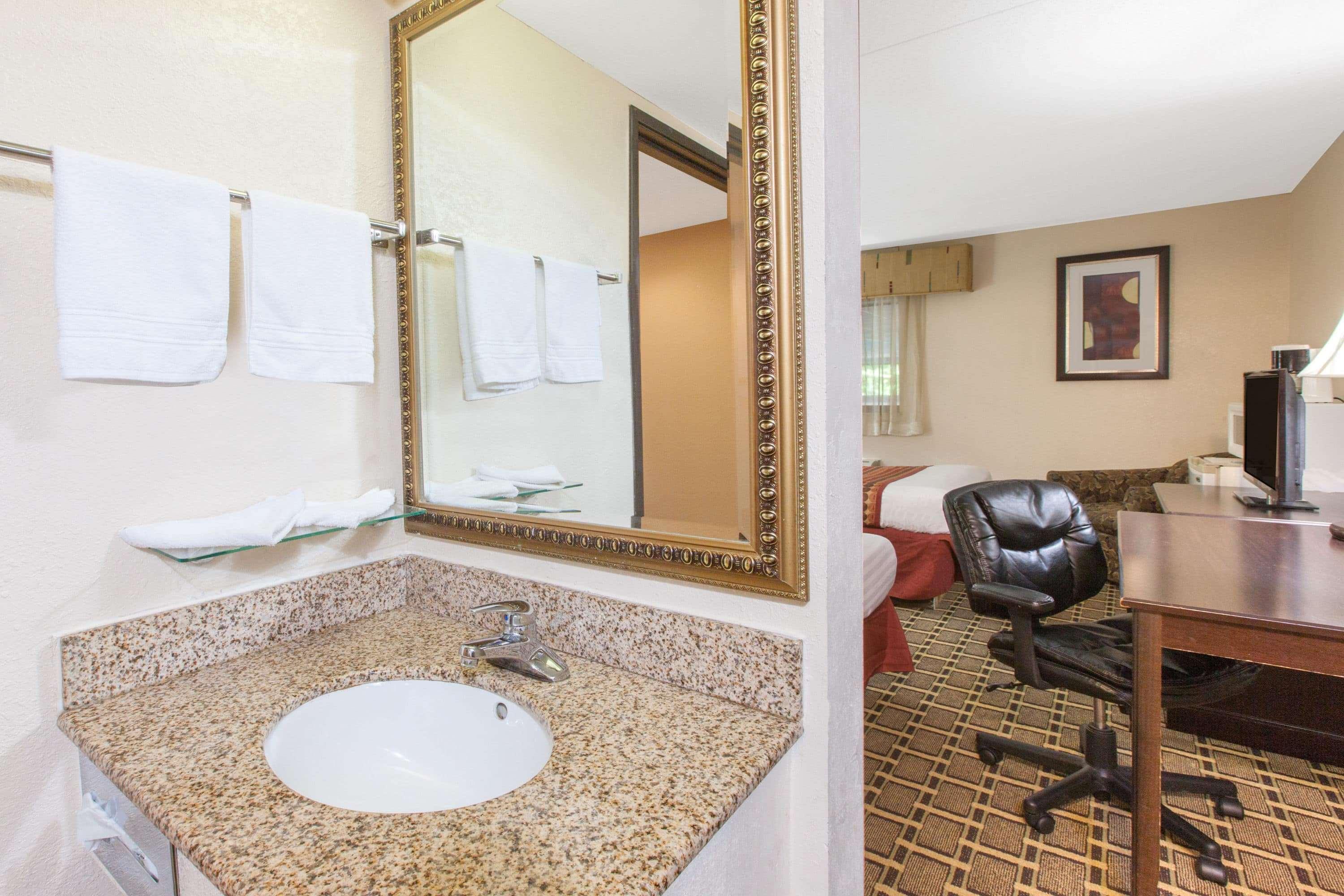 Days Inn & Suites By Wyndham Madison Heights Mi Eksteriør bilde