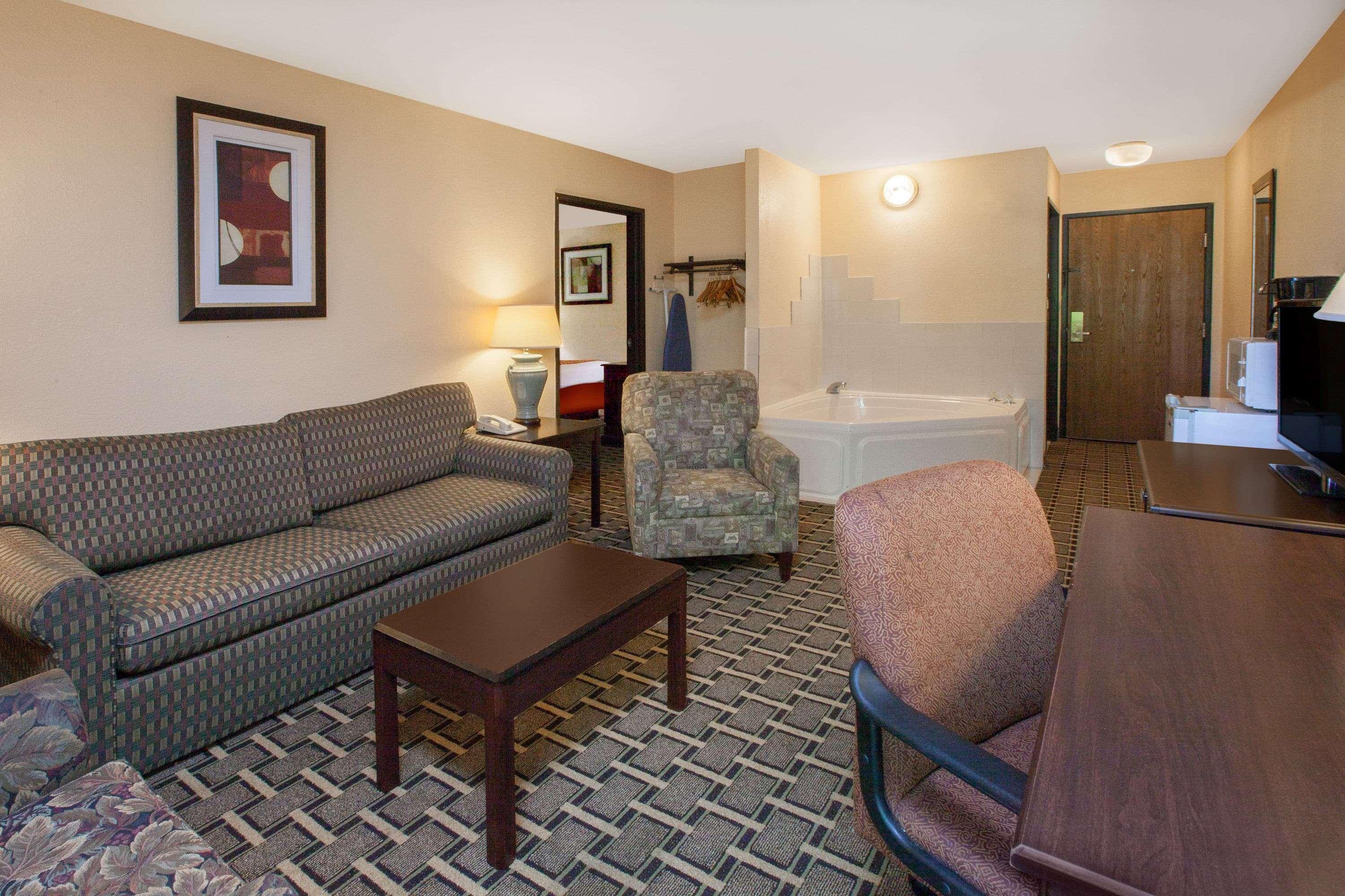 Days Inn & Suites By Wyndham Madison Heights Mi Eksteriør bilde