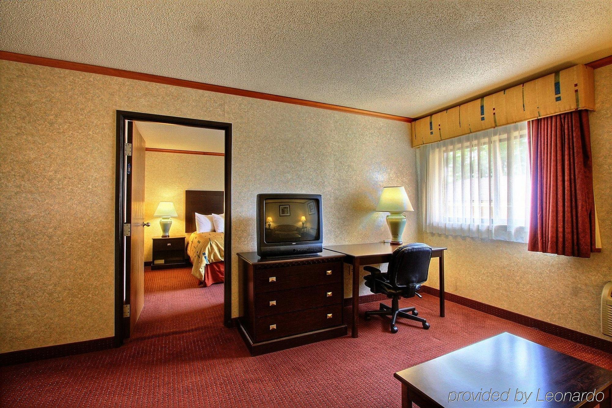 Days Inn & Suites By Wyndham Madison Heights Mi Rom bilde