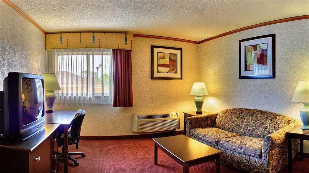 Days Inn & Suites By Wyndham Madison Heights Mi Eksteriør bilde