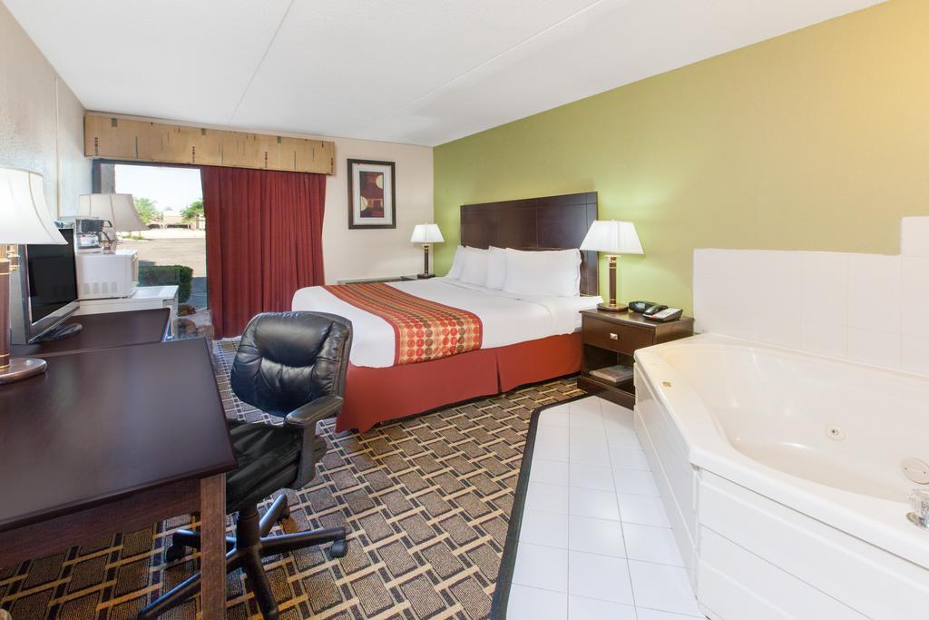 Days Inn & Suites By Wyndham Madison Heights Mi Eksteriør bilde