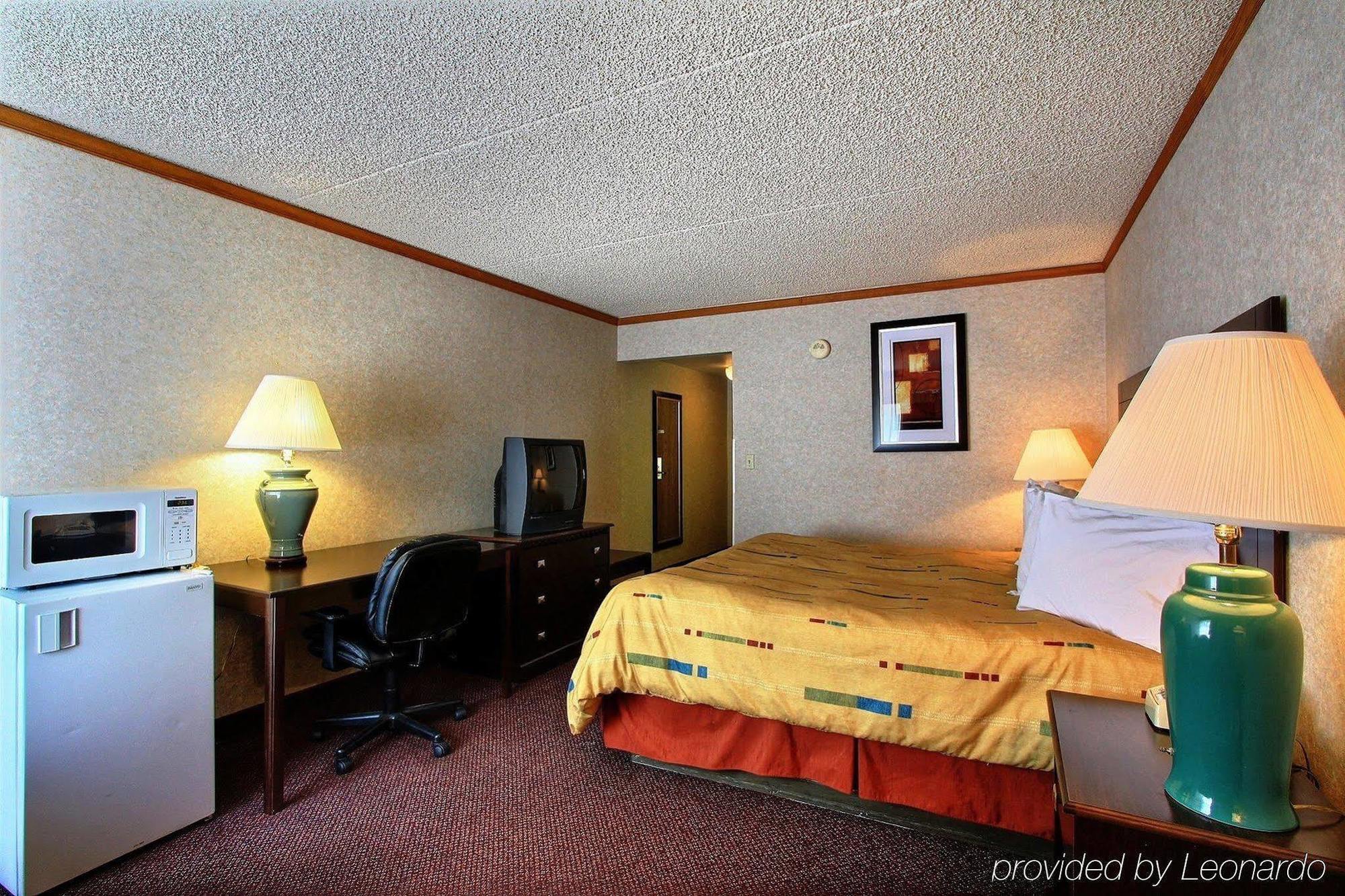 Days Inn & Suites By Wyndham Madison Heights Mi Eksteriør bilde