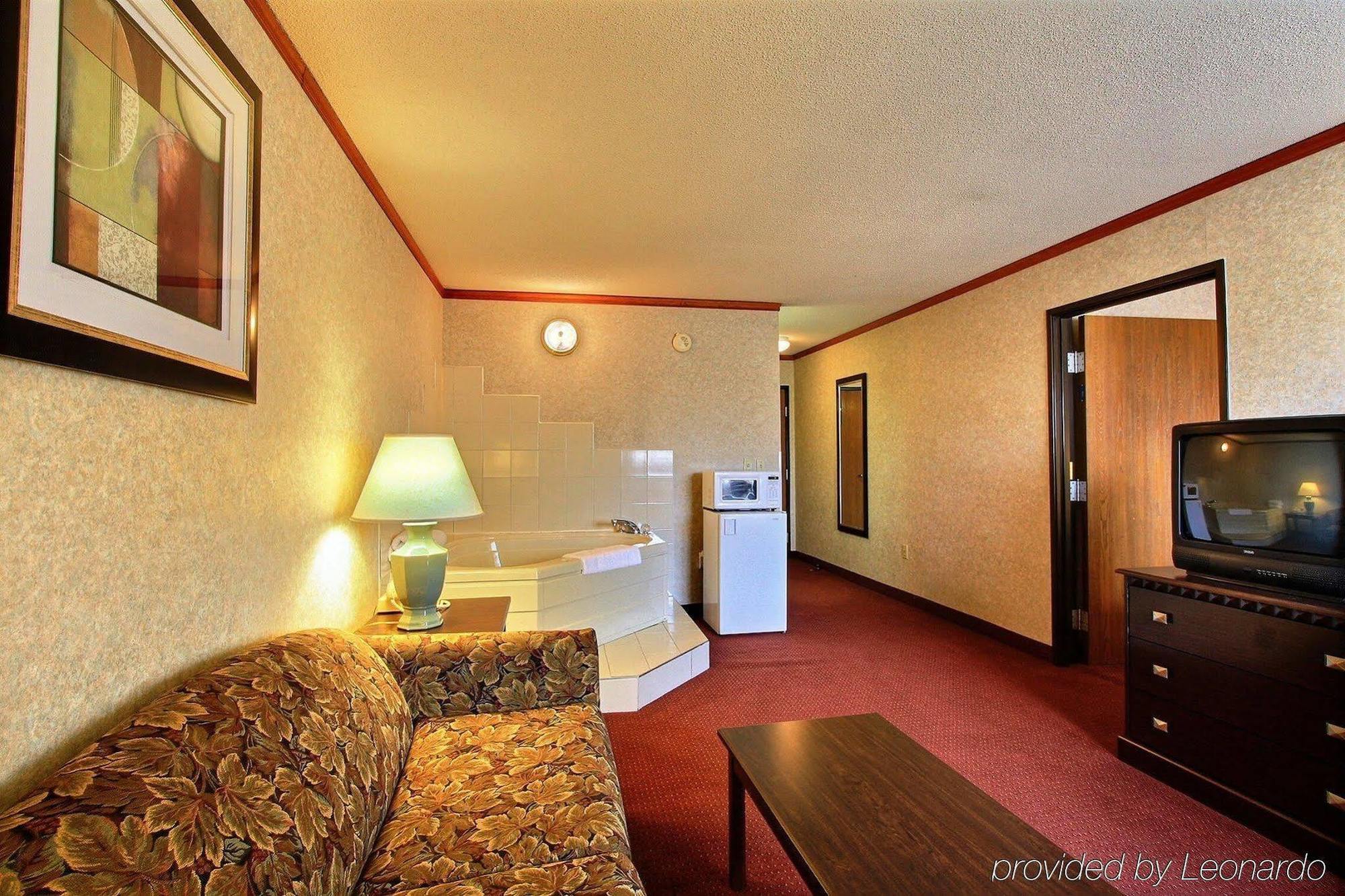 Days Inn & Suites By Wyndham Madison Heights Mi Eksteriør bilde