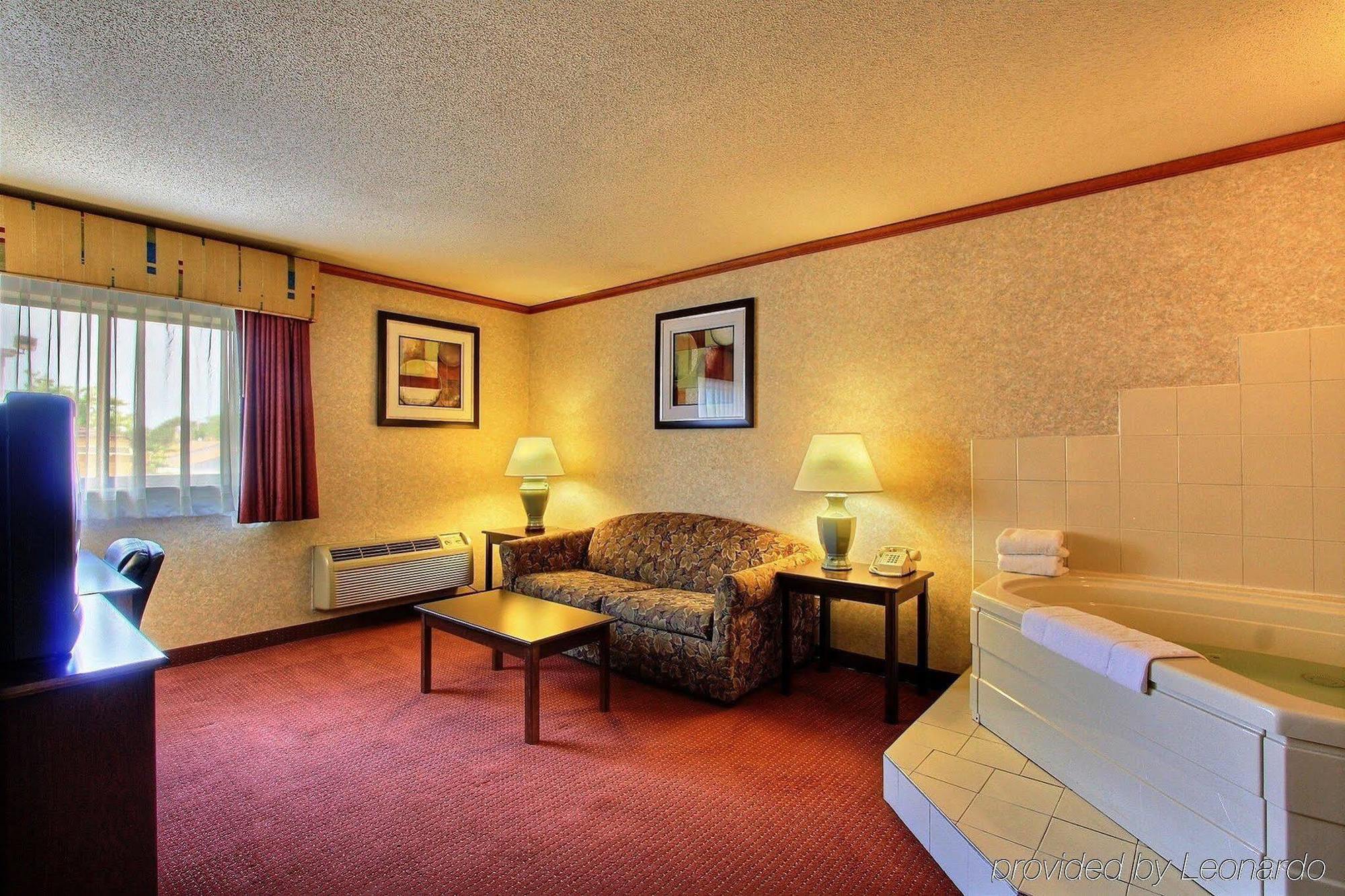 Days Inn & Suites By Wyndham Madison Heights Mi Eksteriør bilde