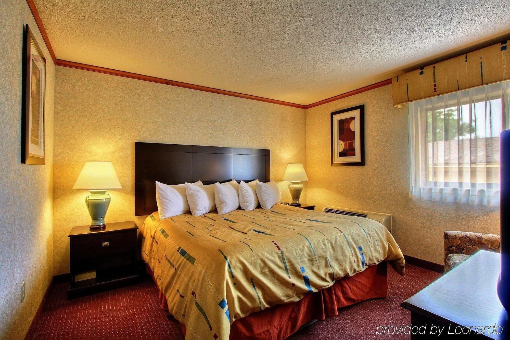 Days Inn & Suites By Wyndham Madison Heights Mi Rom bilde